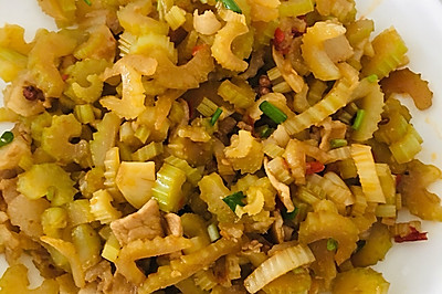 五花肉炒芹菜