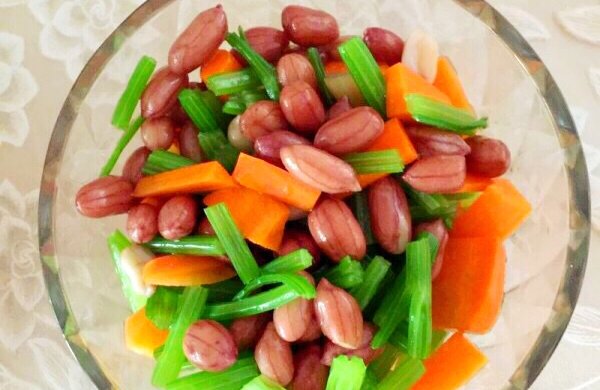 凉拌芹菜花生米