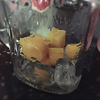 冰爽芒果特调饮的做法图解2