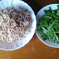 绿豆芽炒韭菜的做法图解1