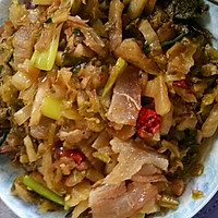 酸菜炒腊肉的做法图解1
