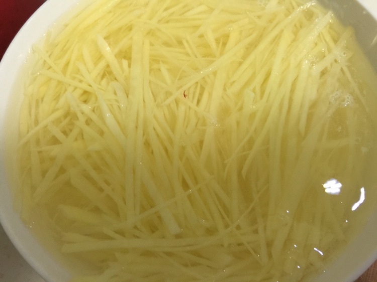 野山椒土豆丝～土豆丝的另类吃法的做法图解1