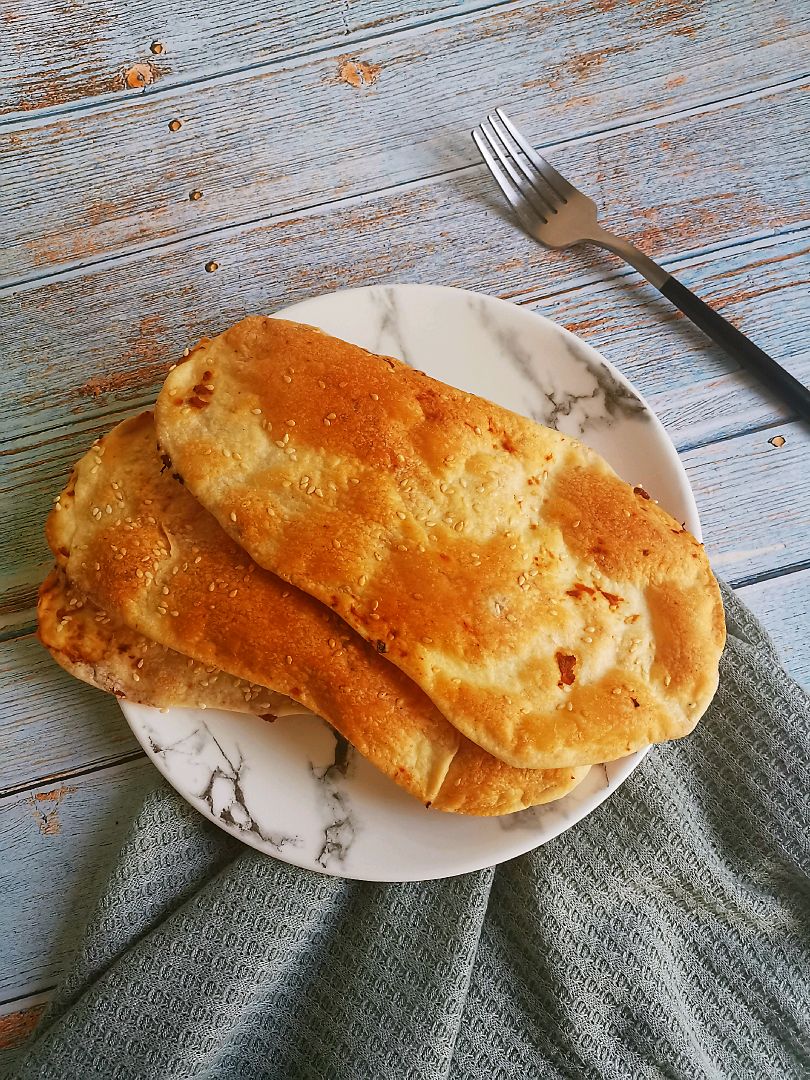 A crispy and delicious pickled pork Guokui