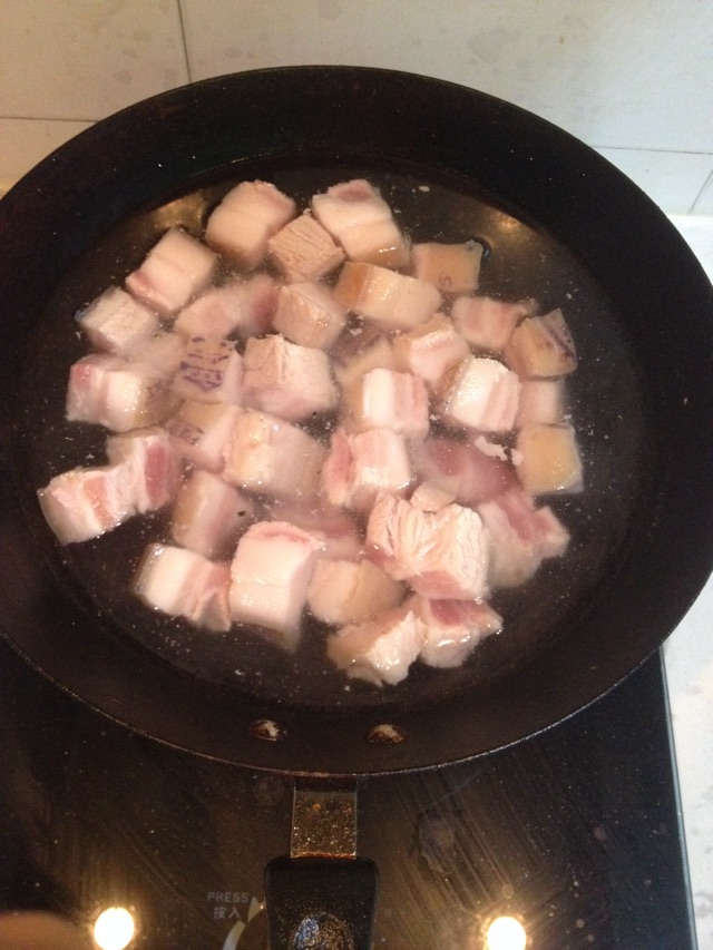 红烧肉焖土豆的做法图解2