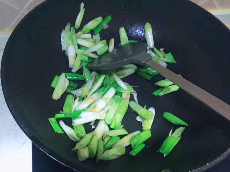 懒人版蒜苗炒肉的做法图解3