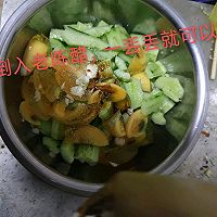 拍黄瓜拌皮蛋的做法图解8