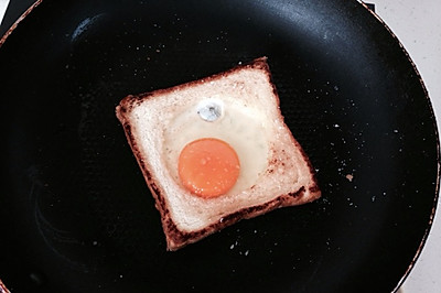 早餐 Egg in a basket 来自（V字仇杀队）