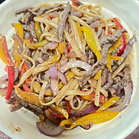 黑椒牛柳炒意粉的做法图解4