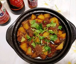 红烧牛腩土豆煲的做法