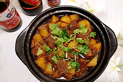 红烧牛腩土豆煲