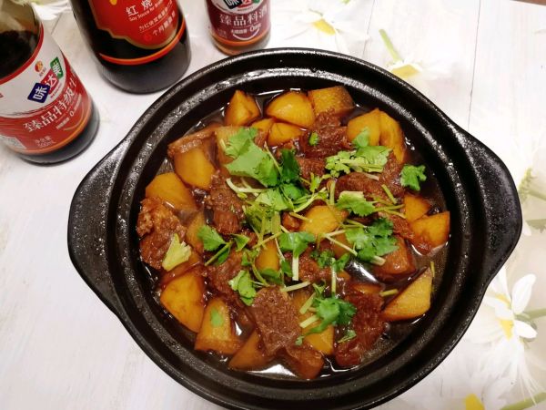 红烧牛腩土豆煲