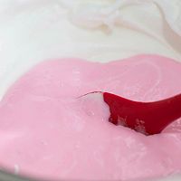  女王节，粉粉的草莓乳酸菌天使瑞士卷的做法图解8