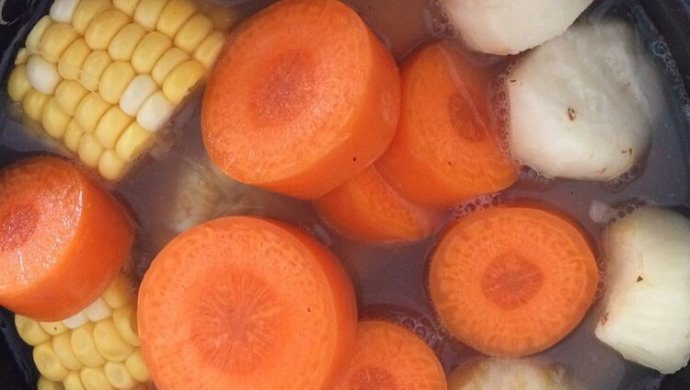 玉米红萝卜马蹄猪骨汤