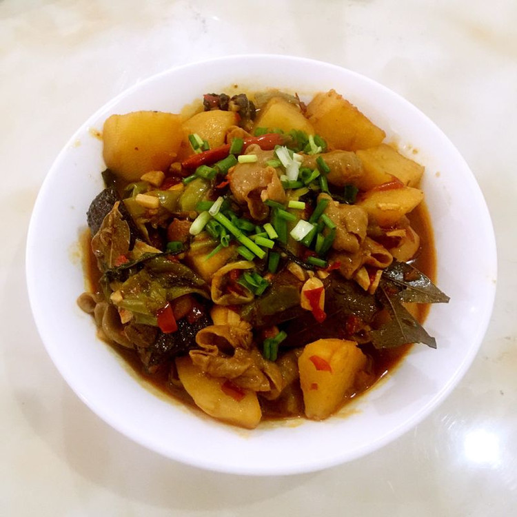 土豆烧肥肠的做法