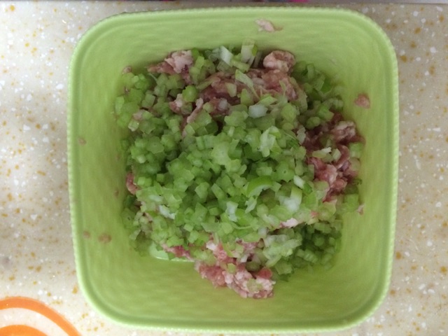 鲜肉西芹小馄饨的做法图解2