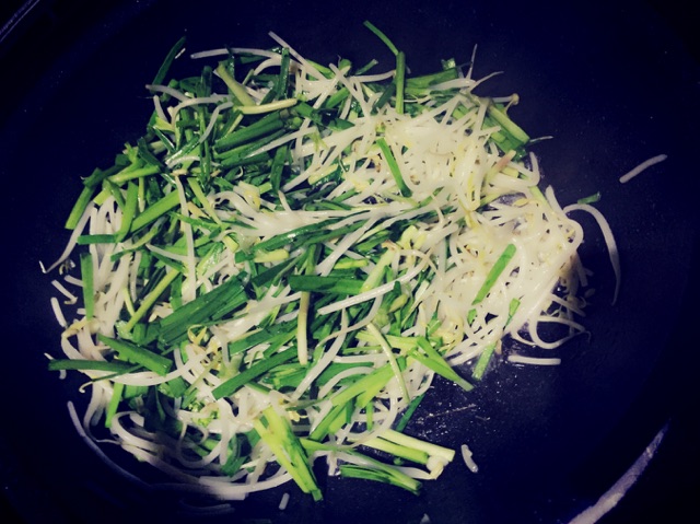 韭菜炒绿豆芽的做法图解5