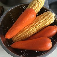排骨玉米胡萝卜煲汤的做法图解1