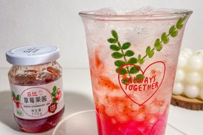 草莓椰椰特调饮品