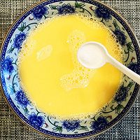 豌豆肉沫鸡蛋羹的做法图解1