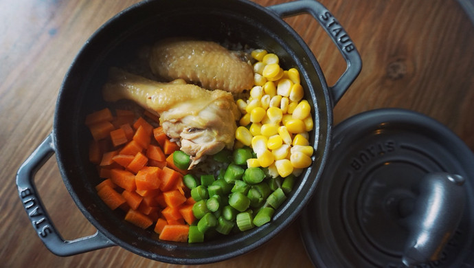 我有一个铸铁锅－蔬菜粒鸡肉锅仔饭