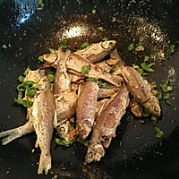 油煎小鱼的做法图解8
