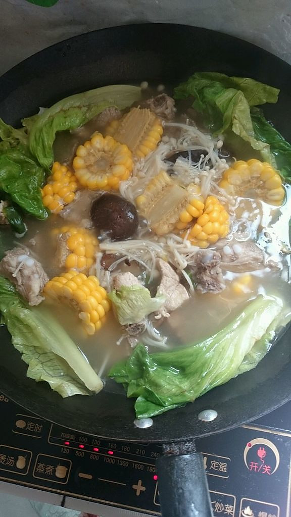 玉米排骨菌类汤