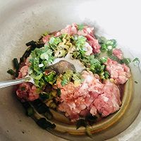 家庭版「猪肉芹菜蒸饺」的做法图解5