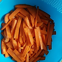 胡萝卜炒肉～健康饮食的做法图解2