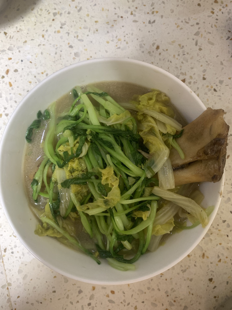 如何榨干猪肘的全部营养价值：猪肘浓汤烫杂菜的做法