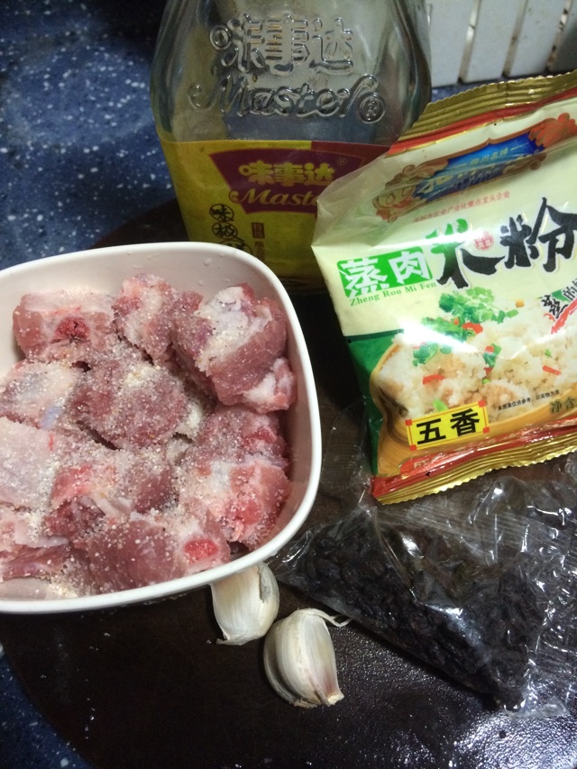 简单易做喷香排骨蒸芋头的做法图解3