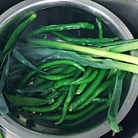 青椒炒肉的做法图解1