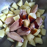 土豆青椒焖鸡翅的做法图解7