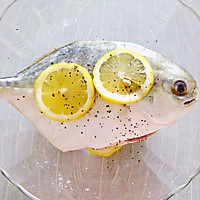 夏日清爽版柠檬盐烤金鲳鱼的做法图解1