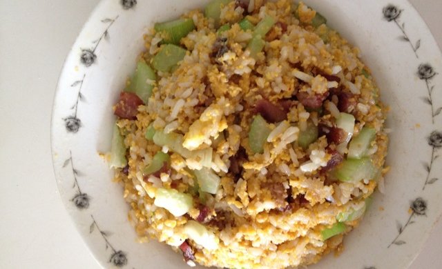 鱼子香肠鸡蛋炒饭