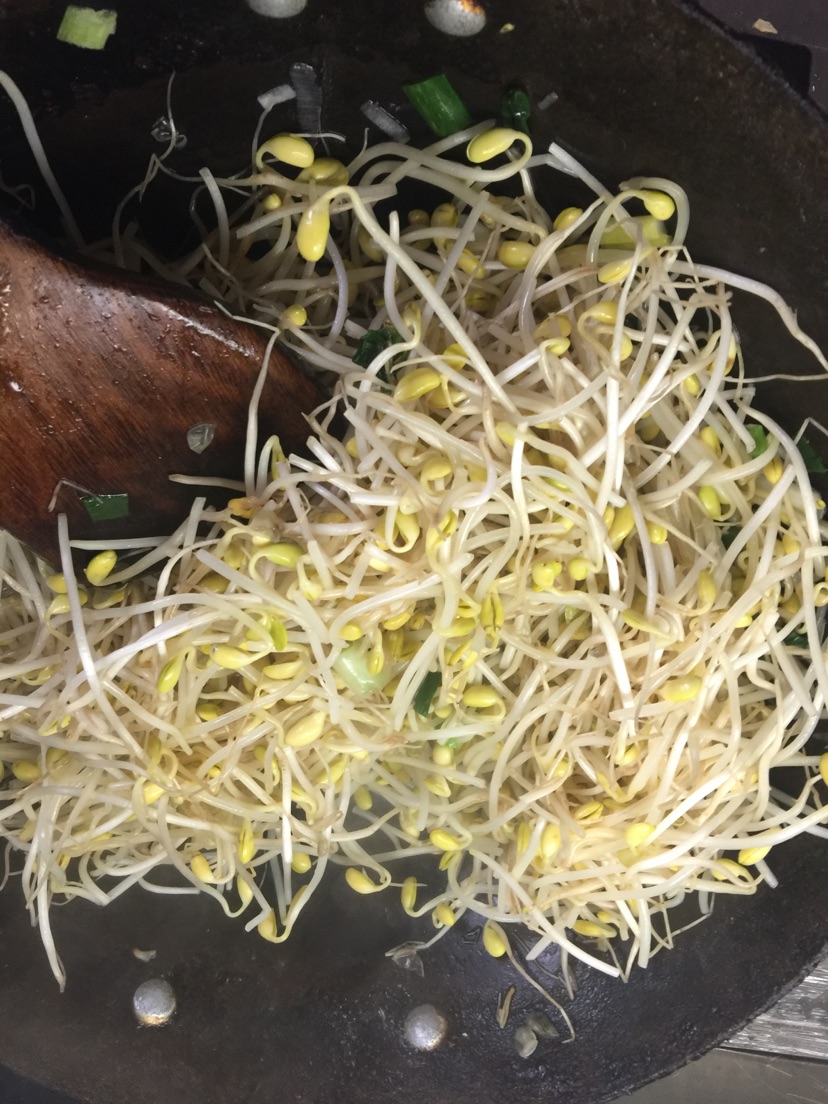 豆芽素面的做法图解1