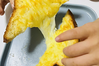 空气炸锅拉丝芝士吐司 两种食材搞定宝宝健康小零食 简单快手