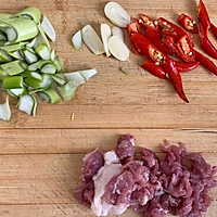 饭桌家常菜•蒜黄炒干豆腐皮的做法图解4