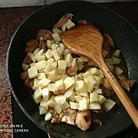 土豆焖鸡肉的做法图解9