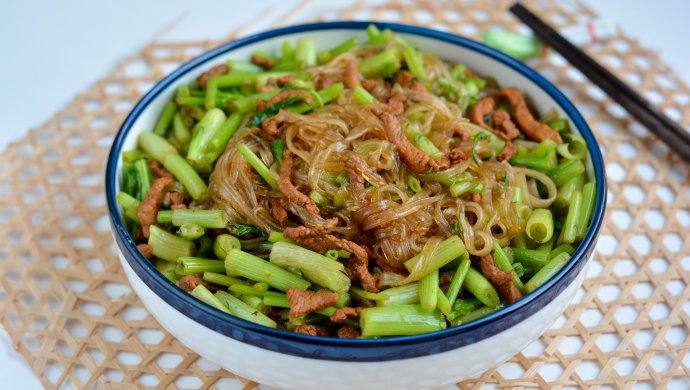 浓香弹滑的肉丝茴香炒粉条