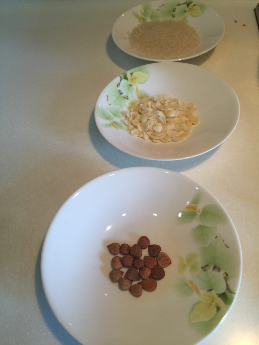 蛋白杏仁茶的做法图解1