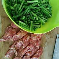 蒜台炒腊肠的做法图解1