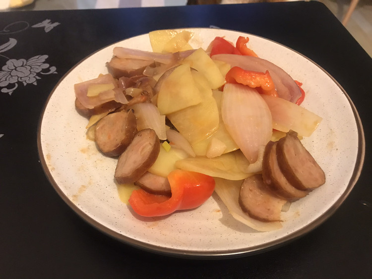 土豆片洋葱炒红肠的做法