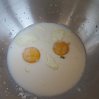 蛋黄果干花环面包的做法图解2
