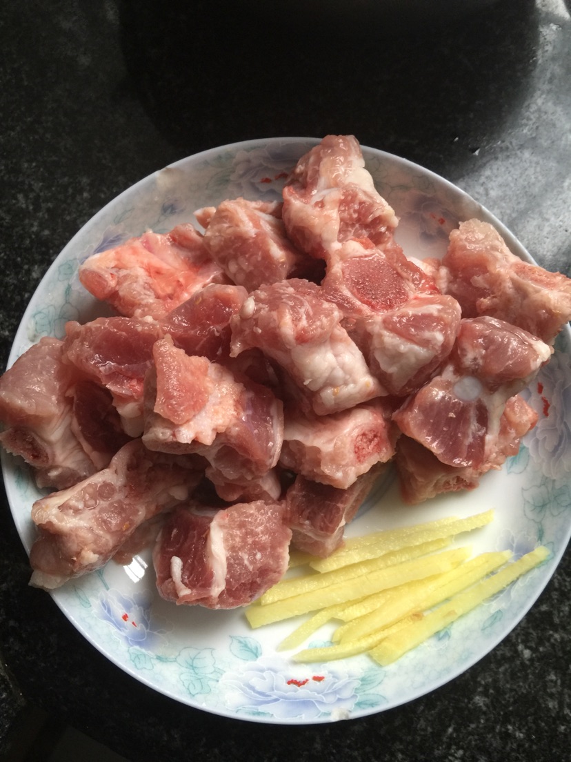 超简单下饭菜 可乐烧排骨的做法图解1