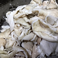 重口味～酸菜炒大肠的做法图解1