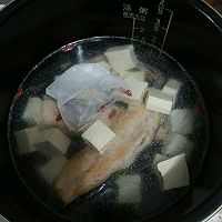 三文鱼骨豆腐汤的做法图解4