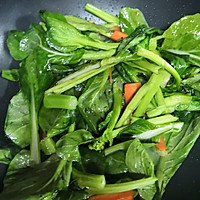 胡萝卜炒菜心的做法图解4