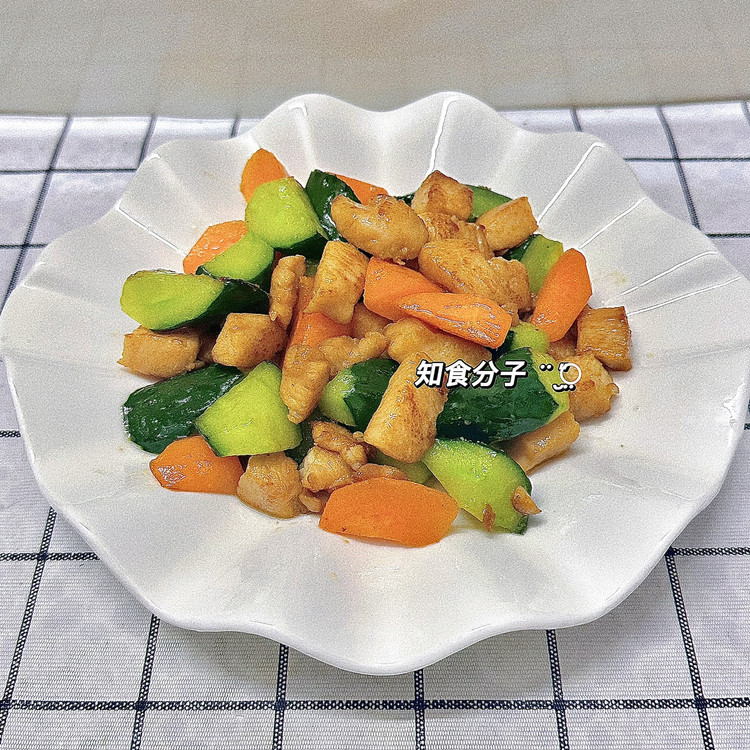 青瓜红萝卜炒鸡胸肉的做法