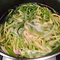 蔬菜汁双色面条的做法图解7