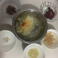 桃胶皂角米银耳羹的做法图解1